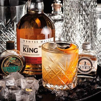 SCOTCH KING S OLD FASHIONED 60ml Wemyss Spice King Blended Malt Scotch Whisky 5-10ml syropu klonowego 2 zesty pomarańczowe 1 łyżeczka cukru brązowego 3 krople DashFire Vintage Orange No.