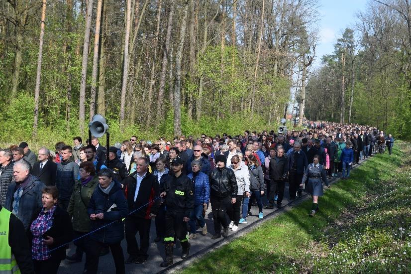 Koncert Piosenek Majówkowych w Kościele w Gniewczynie Łańcuckiej w wykonaniu Zespołu ZOŚKI 10. 30- lecie Nadania Imienia Szkole w Gniewczynie Łańcuckiej 11.