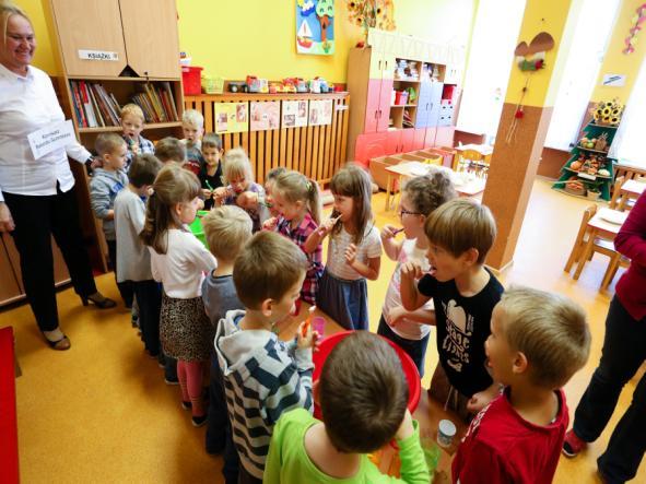 dla Przedszkolaków. We wrześniu tego roku nauczycielki poszczególnych grup przeprowadziły zajęcia przygotowujące dzieci do tego szczególnego dnia.