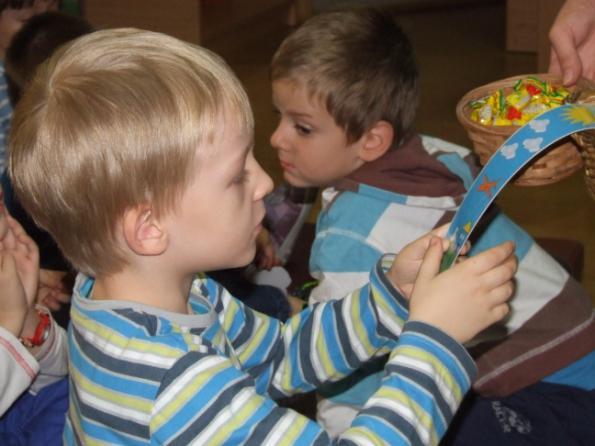 STARSZAKI UCZESTNICZĄ W ŚWIĘCIE BIBLIOTEK Zanim nasi podopieczni przestąpią próg szkoły podstawowej, czynimy wszelkie starania, aby ten ważny krok postawiły pewnie.