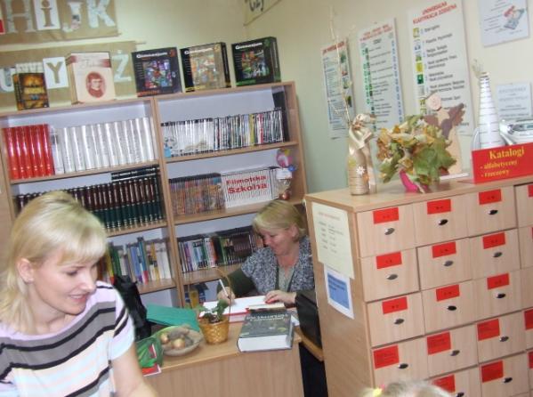 Dzieci i opiekunów przywitała dyrektor Gimnazjum Pani Beata Smolarek, zapraszając na przedstawienie. Atmosferę tajemnicy stwarzało przebranie dziewczynek.