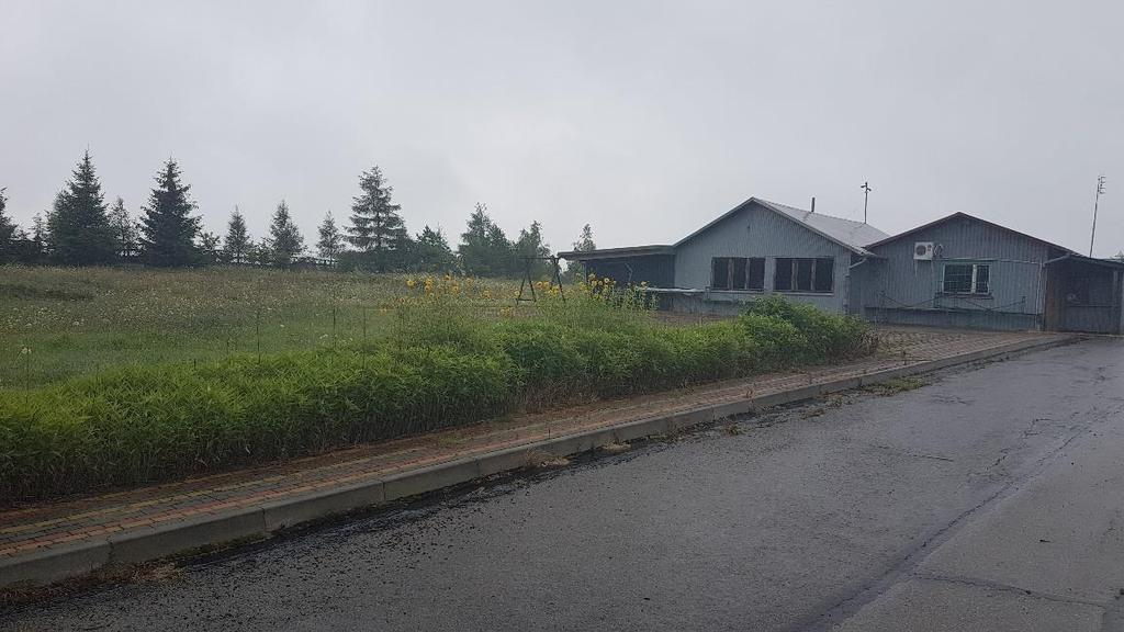 Jednym z nich jest budynek wykonany z konstrukcji drewnianej i z zewnątrz obity blachą, przedstawiony na fotografii 4.