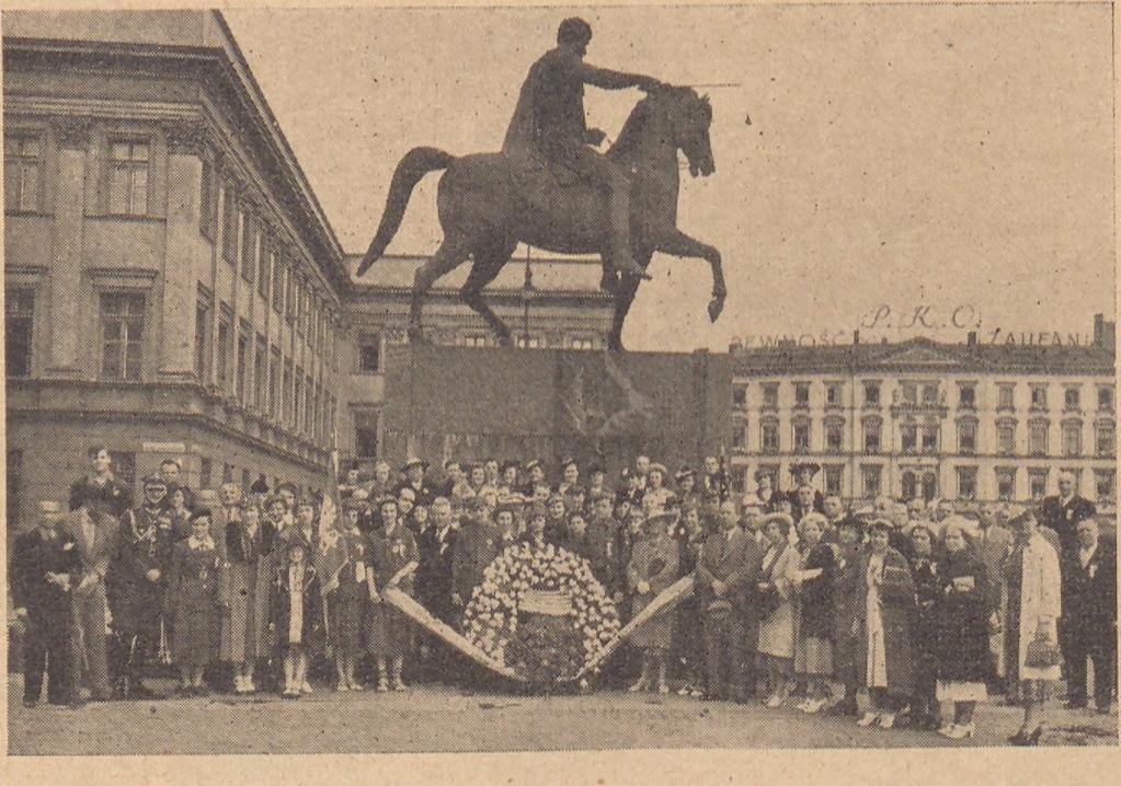 .. Polacy z A m eryki, z których jedni opuścili kraj przed w ie lu laty, a drudzy wogóle nie znali m acierzy ze łzam i wzruszenia i dum y w yrażali swój zachwyt nad dziełem budow y potężnego państwa,