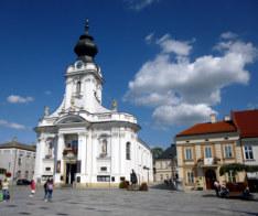 Znajduje się tam muzeum, plac zabaw, mini luna- park, odbywają się także lekcje muzealne. Tu nauka staje się wspaniałą zabawą.