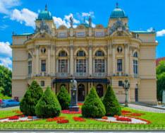 Zachęta, Muzeum Polskiej Techniki Wojskowej, Port Lotniczy Okęcie, Świerk - Narodowe Centrum Badań Jądrowych, spektakl teatralny, Muzeum Domków dla Lalek, rejs statkiem po Wiśle.