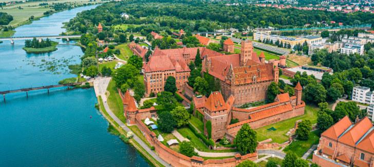 Kętrzyn - zamek krzyżacki, obronny kościół gotycki św. Jerzego. Wilczy Szaniec - kwatera Hitlera.