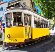 Barcelona Gaudiego - baśniowy Parc Guell, z którego roztacza się wspaniały widok na całą Barcelonę, Sagrada Familia - jeden z najważniejszych symboli miasta, Dzielnica Eixample oraz spacer wzdłuż