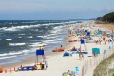 m od Jeziora Jamno. Jego usytuowanie sprawia, że blisko jest stąd zarówno do plaży jak i głównej ulicy, przy której skupia się życie tego turystycznego miasteczka. W budynku znajdują się 3, 4 i 5 os.