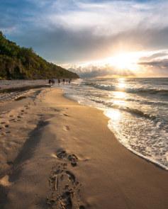 800 m od plaży; pokoje 3, 4, 5, osobowe oraz 1 pokój 6 osobowy, wszystkie pokoje z pełnym węzłem sanitarnym, wyposażone w jednoosobowe tapczany (część w łóżka piętrowe); do dyspozycji: stołówka,