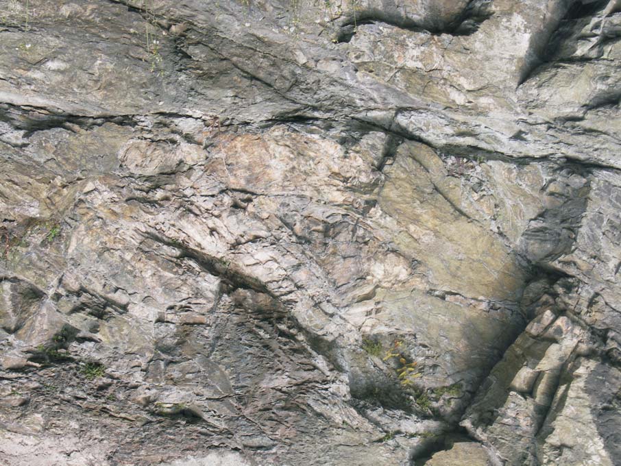 3 Zajmuj¹ca geologia stek zbudowanych z zespo³ów zró nicowanych ska³ pochodzenia osadowego (fyllity, metapiaskowce, metazlepieñce, kwarcyty grafitowe) i osadowo-wulkanicznego (zieleñce, ³upki