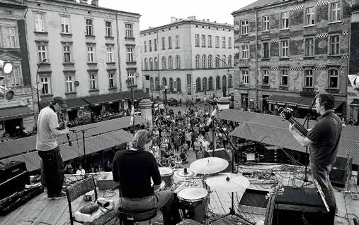 WSZYSTKIE STRONY ŚWIATA 4. PUŁAWSKI FESTIWAL MUZYCZNY zycjach Trifonidisa usłyszymy odważne sonorystyczne eksperymenty, dzikie free jazzowe improwizacje, symfoniczno-filmowe nastroje.