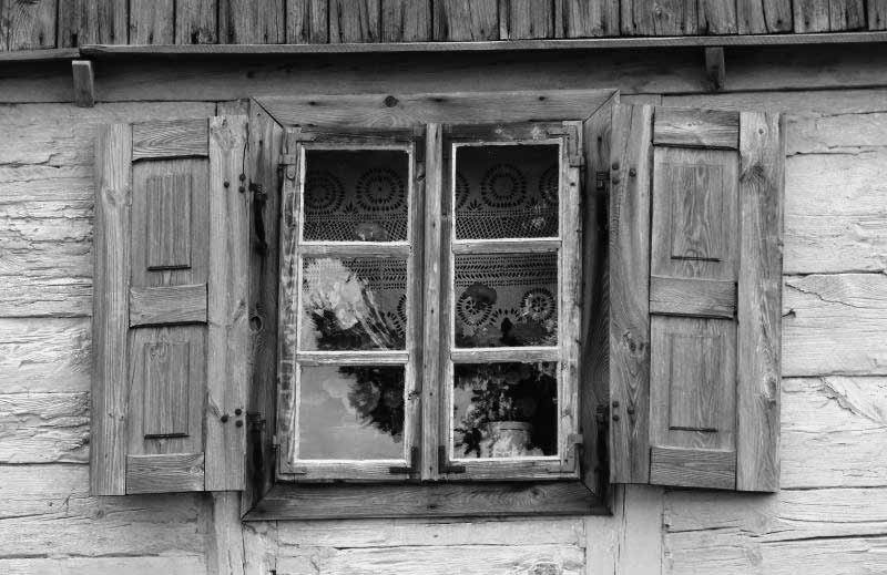 uwaga na podmioty! Sierpc, Muzeum Wsi Mazowieckiej, okno chałupy ze wsi Czermno z 1900 roku. Fot. P.