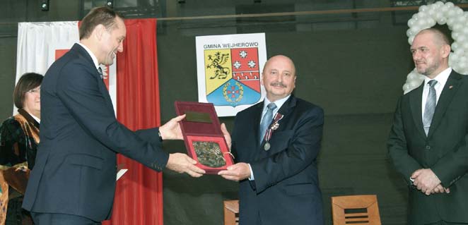 Struk. Z rąk ostatniego, Wójt Henryk Skwarło odebrał Honorowe Wyróżnienie za Zasługi dla Województwa Pomorskiego, jakim odznaczona została Gmina Wejherowo.