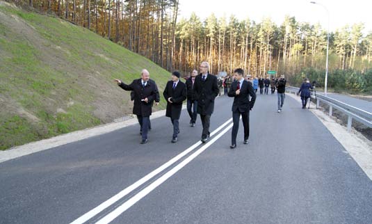 nr 9 (216) Infrastruktura techniczna Z inicjatywy Gminy Wejherowo, jednocześnie przy wydatnym wsparciu i partnerstwie starostwa wejherowskiego ruszyła budowa ul.