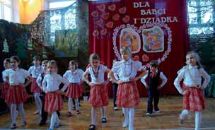 PANORAMA ŻÓŁKIEWSKA (luty) Nr 1(10)/2012 9 Wigilia w szkole... Szkoła jest takim miejscem, w którym spędzamy część czasu naszego życia.