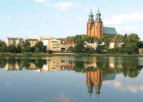 Po przeciwnej stronie widzimy liczne groby Wikingów, których zapewne archeolodzy odnajdą jeszcze więcej - ostatnio w Bodzi niedaleko Włocławka znaleziono pochówki wskazujące na skandynawskie