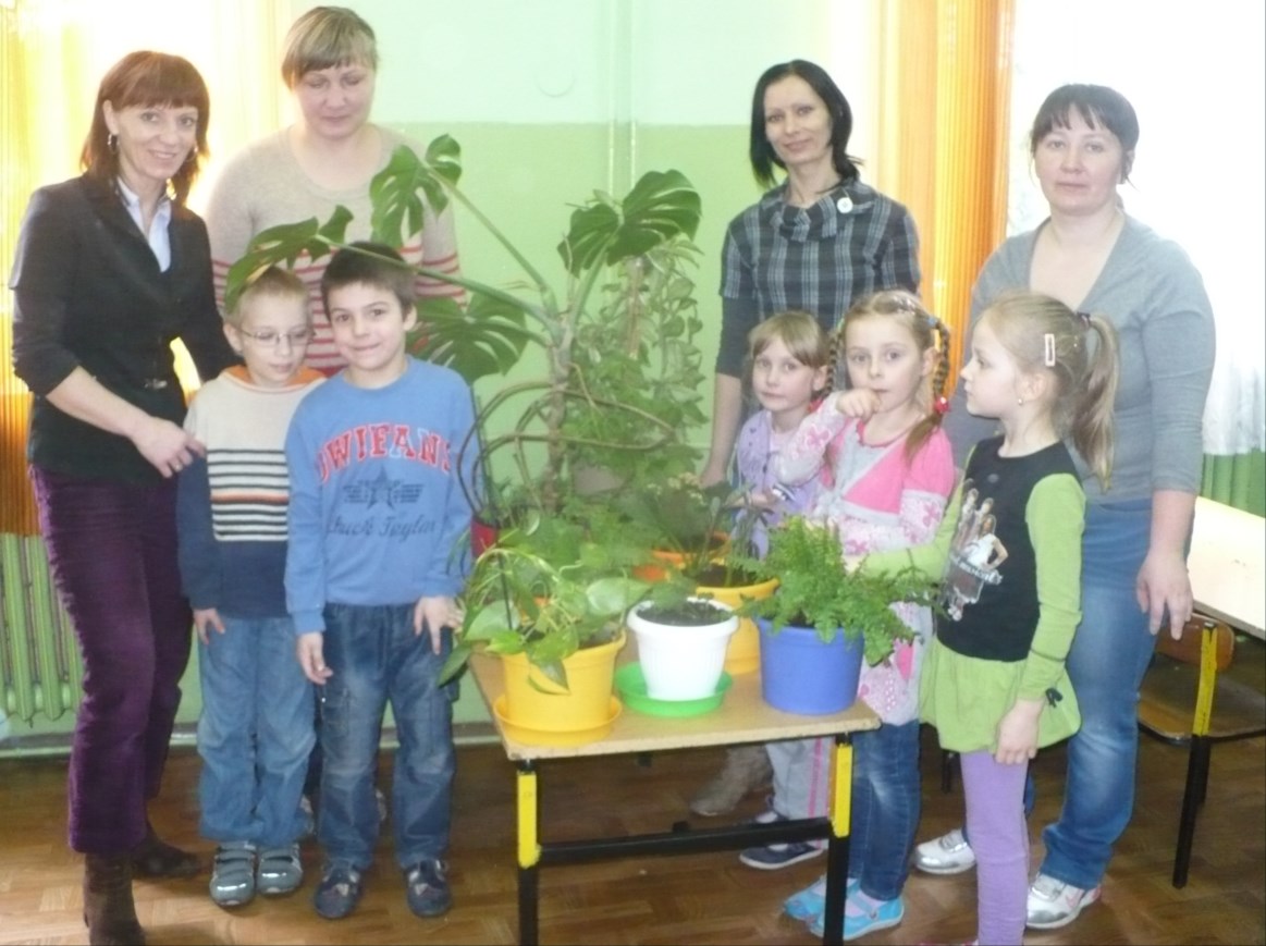 Młodszym klasom z pomocą pospieszyły mamy, które podarowały rośliny, pomogły przesadzić je do nowych, kolorowych doniczek. Starsi uczniowie zrobili to wspólnie z wychowawcami.