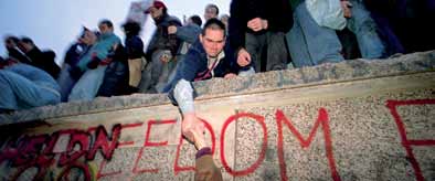 Robert Maass/Corbis III. BEZPIECZEŃSTWO Upadek muru berlińskiego w 1989 r. dał początek stopniowemu eliminowaniu starych podziałów na kontynencie europejskim.