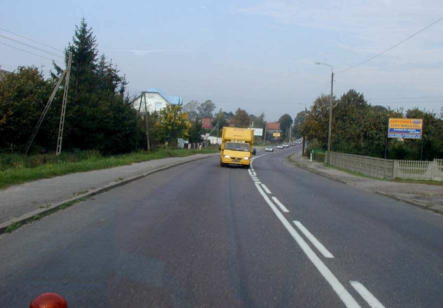 Fot. 73. Odwodnienie naturalne (spadek podłu ny) w przekroju ulicznym.