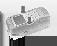 Po otwarciu uchwytów bocznych opuścić telefon komórkowy w położeniu pionowym do adaptera, zgodnie z powyższą ilustracją, aż do zatrzaśnięcia uchwytów.