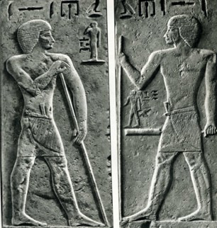 Ryc. 11. Isi. Relief z mastaby Na pierwszym reliefie Isi, jak każdy dostojnik egipski, trzyma w ręku długą laskę, symbol piastowania wysokiego urzędu.