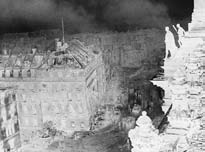 zdjęciach zniknęli z życia publicznego, pozostawiając białe plamy; zbliżenia podwórkowej codzienności Panny Tolvaj; fragmenty wesołego cmentarza w rumuńskiej Săpâncie Ovidiu Pascu; posągowy dyskobol