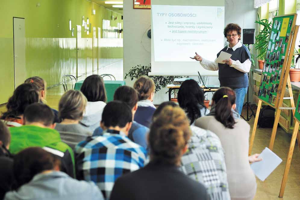 70 71 Rodzice i dzieci Warsztaty z psychologiem pomogły młodzieży podnieść poziom samooceny, kształtować asertywność i umiejętności komunikacyjno-interpersonalne.