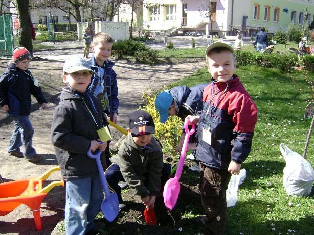 DZIERZGOŃSKI INFORMATOR SAMORZĄDOWY kwiecień 2009 DZIEŃ ZIEMI W TĘCZOWYM PRZEDSZKOLU W DZIERZGONIU 22 kwietnia to dzień, kiedy cały świat obchodzi uroczyście Dzień Ziemi.