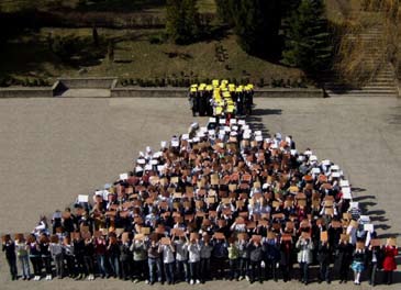 kwiecień 2009 DZIERZGOŃSKI INFORMATOR SAMORZĄDOWY Obchody IV Rocznicy Śmierci Jana Pawła II Rada Samorządu Uczniowskiego postanowiła poświęcić w całości wielkiej pasji naszego Patrona, jaką były góry.