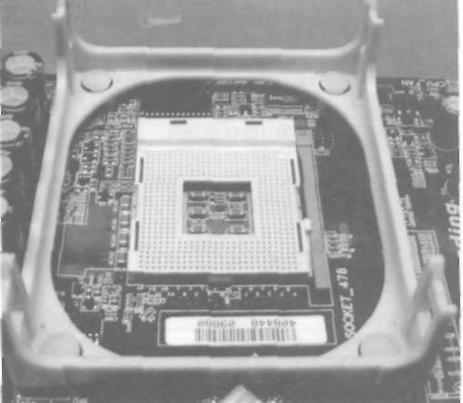 Gniazdo mpg 478B Kolejne gniazdo procesorów firmy Intel - LGA 775, nazywane też Socket T lub Socket 775, przedstawione na rysunku 4.