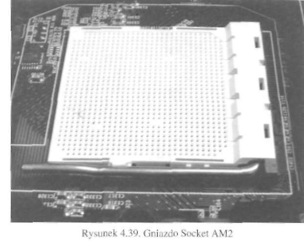 230 Urządzenia techniki komputerowej. Część 1 Ostatnie z prezentowanych gniazd typu ZIF to gniazdo procesora AMD Socket AM2. Pokazujemy je na rysunku 4.39.