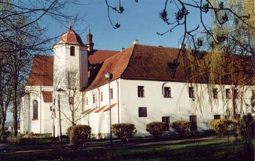Klasztor z lat 1620-1623, jest budowlą piętrową, czteroskrzydłową wzniesioną na rzucie zbliŝonym do kwadratu, z prostokątnym wirydarzem pośrodku.