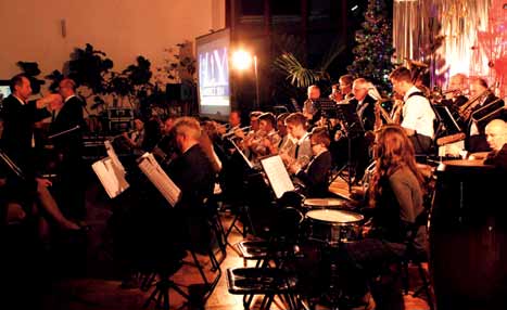 Pendereckiego pod batutą Zbigniewa Załęskiego Gwiazdą gali był Andrzej Dąbrowski, popularny piosenkarz, wokalista jazzowy i perkusista, wykonawca tak znanych utworów, jak Do zakochania jeden krok i