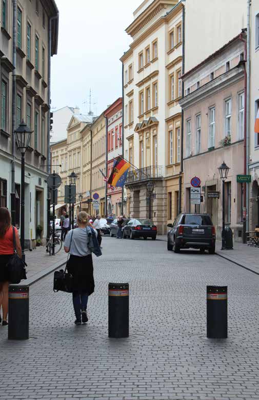 Przy ulicy Stolarskiej, w bezpośrednim sąsiedztwie Kamienicy Dominikańskiej znajdują się konsulaty: amerykański, francuski i niemiecki.