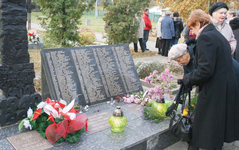 BIAŁORUŚBIAŁORUŚ KREWNYM ZAMORDOWANYCH POZOSTAJE TYLKO SKŁADANIE KWIATÓW PRZY SYMBOLICZNYCH MIEJSCACH PAMIĘCI Czekamy na prawdę Jak podaje agencja «BiełaPAN», w czasach stalinizmu w 48