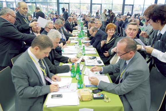 Zaraz po ogłoszeniu wyników głosowania delegaci owacjami na stojąco gratulowali Dudzie. Na przemian skandowali Piotrek, Piotrek i Solidarność, Solidarność.