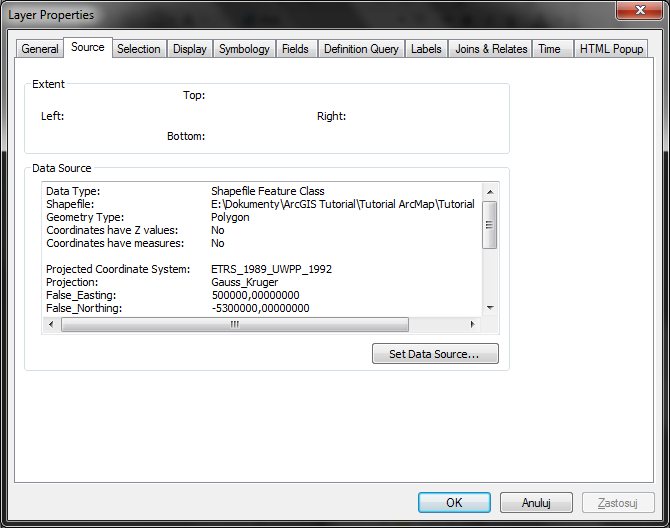 Source (źródło) w tej zakładce zawarte są informacje o pliku źródłowym, który reprezentuje warstwa, podana jest klasa obiektów (Geometry Type), układ współrzędnych (Projected Coordinate System) oraz