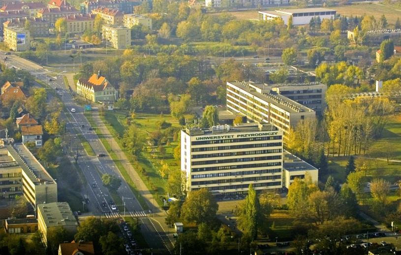 Collegium Maximum Siedziba władz Uczelni i Wydziału Ekonomiczno-Społecznego Adres: 60-637