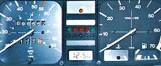 Rysunek 7: Ze względu na identyczną skalę na obu wskaźnikach, łatwo jest pomylić prędkość samochodu z liczbą obrotów silnika Zgodność z oczekiwaniami użytkowników wg. [17] najważniejsza cecha.