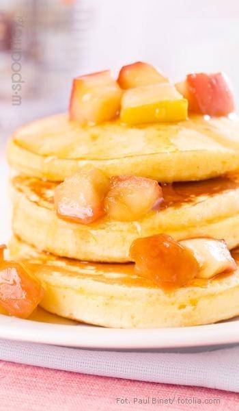 Amerykańskie pancakes z brzoskwiniami Składniki: szklanka mąki szklanka maślanki 1/4 łyżeczki soli łyżeczka proszku do pieczenia 1/4 łyżeczki sody 1/2 łyżki cukru jajko łyżka oleju 2 brzoskwinie