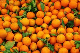 RYNEK WALUTOWY PRZYKŁAD Firma ABC handluje pomarańczami. Towar sprowadzany jest z Ameryki Południowej. Zamówiono dostawę cytrusów o łącznej wartości 100.000 USD.