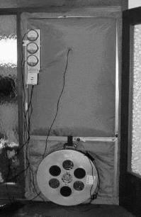 Stanowiska pomiarowe do testów ciśnieniowych (budynków i pomieszczeń): A, B testowane pomieszczenia; 1 panel drzwiowy, 2 wentylator z przewodem, Δp różnica ciśnień, 3 urządzenie Minneapolis Blower