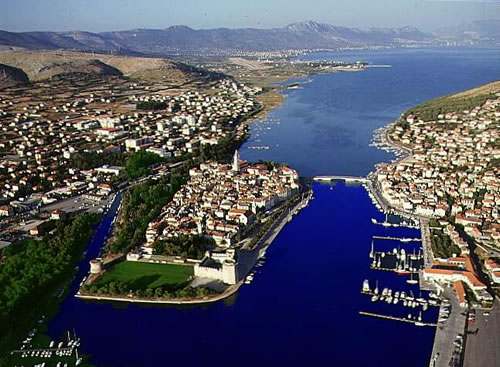 TROGIR. Położone na niewielkim półwyspie miasto szczyci się wspaniałą, zabytkową starówką z wąskimi, romantycznymi uliczkami oraz wieloma zabytkami. Na szczególną uwagę zasługuje wenecka katedra św.