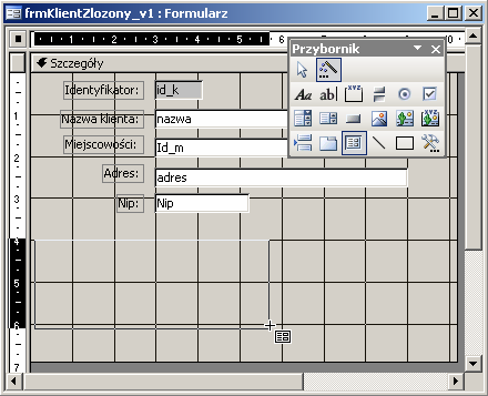 47 Mając gotowy podformularz otwieramy w widoku projektu formularz główny, czyli frmklientzlozony_v1, po to, aby poniżej dotychczasowych kontrolek umieścić obiekt podformularza.