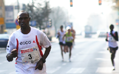 Joseph Kimisi Kenia Rekord życiowy: 63:44 uzyskał w BT ½ Maraton (Dania, 2008); Największe osiągnięcia: zwyciężył w: BT ½ Maraton (Dania, 2008) czas: 63:44, Lidingö loppet (Szwecja, 2007) czas: