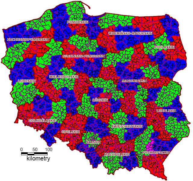 Planowanie radiowe 7 Rozłożenie kanałów separacja obszarów o tych samych kanałach większe obszary zgrupowane powiaty żródło - UKE Cechy: + większa swoboda alokacji kanałów brak koordynacji obszarów o