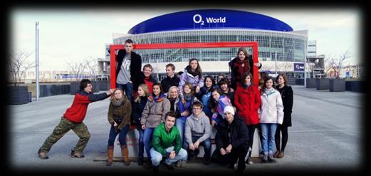 Przed stadionem stoi duży, kolorowy niedźwiedź, który jest symbolem miasta- znajduje się on zarówno na herbie jak i na fladze Berlina.