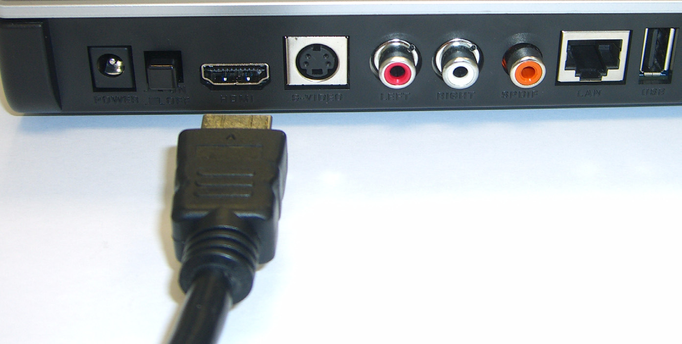 2. Podłączanie adaptera DMA-1000W Przed podłączeniem adaptera DMA-1000W należy wyłączyć telewizor. 1.