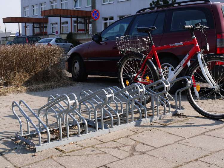 Częstochowa. Najczęściej stosowane w Polsce są różne warianty stojaka zwanego przez rowerzystów wyrwikółkiem.