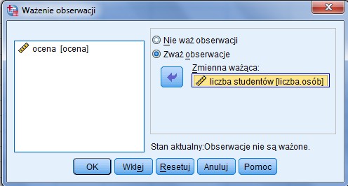 Oto uzyskane wyniki: Obliczenie średniej ważonej odbywać się będzie według formuły: W SPSS użyjemy procedury Dane Ważenie obserwacji. W oknie dialogowym wybieramy zmienną ważącą.